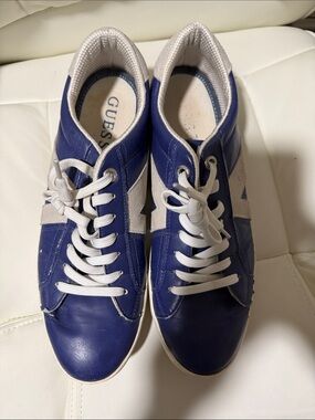 GUESS Men’s Navy Blue and White Low-Top Sneakers